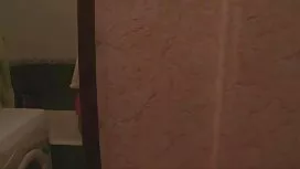 彼はブラッシュアップでそれらをストローク ...