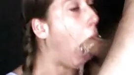 乳母はそれを行う方法を説明する女の子を指 ...