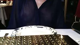 彼女はこの豊かな赤毛の猫を食べる日を過ご ...