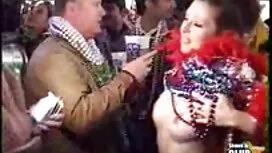 彼女の夫の上に鉄の場所のパッドを置く ア ...