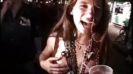最後に、彼女はウェイトレスです。 シルク ...