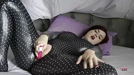 セラー猫で食べるブルネット 女性 ため  ...