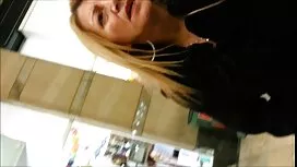 この女性は、彼女が良い男の子のお母さんだ ...