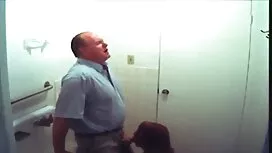 私はそれを投げるために家から長老を見つけ ...