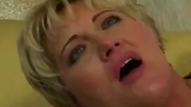 華やかなアマチュア金髪fucks彼女のs ...