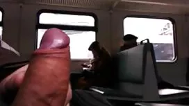 この非常に幸せなママを再生しながら、彼女 ...