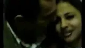 見てはい、彼女は非常にハンサムです。 女 ...
