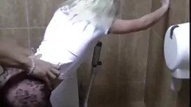 怒っているお母さんfucks彼女の息子の ...