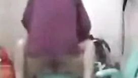 彼女と彼女の大きなお尻fucks彼女の隣 ...