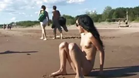 パントマイムを使って女性を目覚めさせる  ...