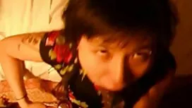 熟女、若い女性のレジスターを走り書きした ...
