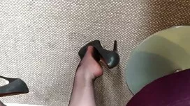空気中の古い男のグループとファック 女性 ...