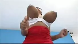 女の子と男のソファを楽しむ触れるこれらの ...