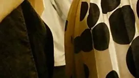 彼の義母とともに二人の友人と結婚した四コ ...